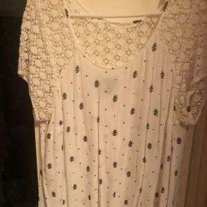 Woman torrid black/white shirt size 2